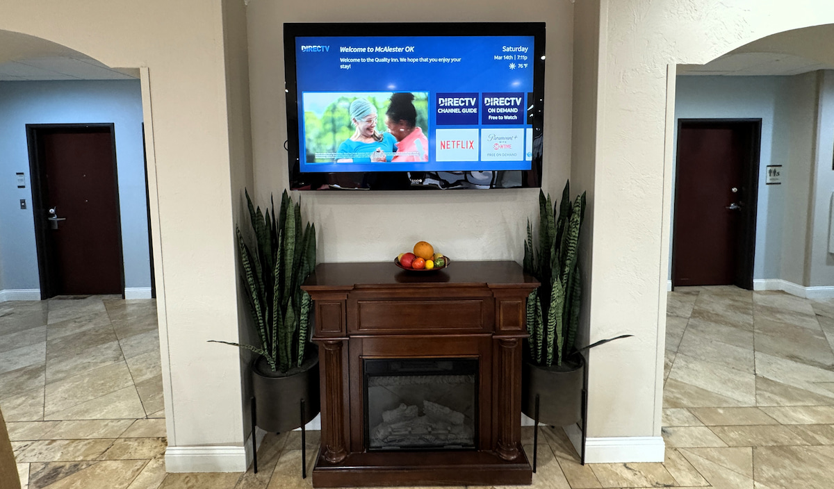 Lobby TV lounge at Quality Inn & Suites McAlester on Hwy 69